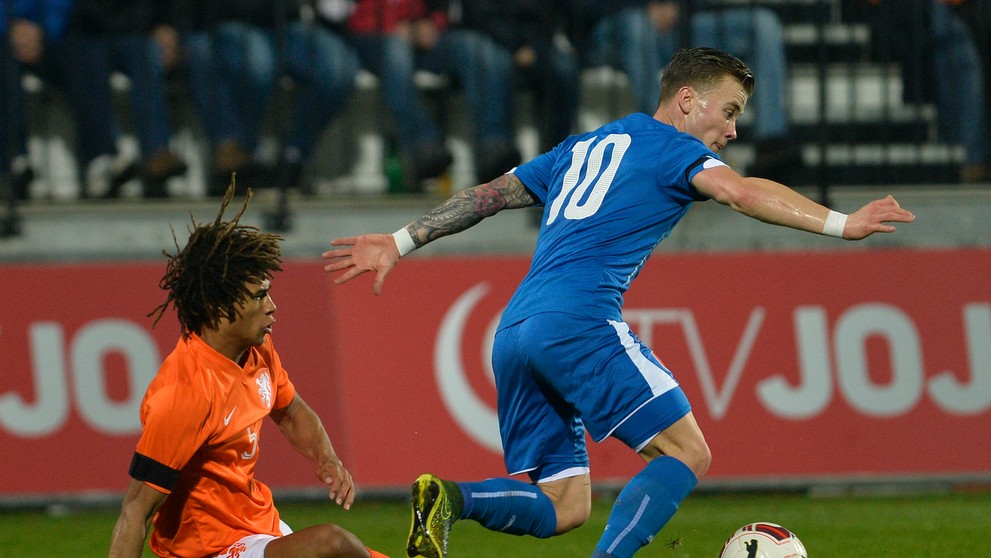 Na snímke Holanďan Nathan Aké (vľavo) a Albert Rusnák