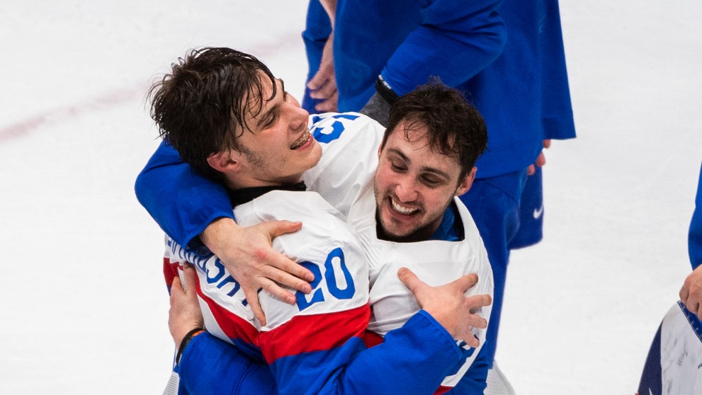 Na snímke hokejisti Slovenska zľava Juraj Slafkovský a Tomáš Jurčo po výhre nad Švédskom.