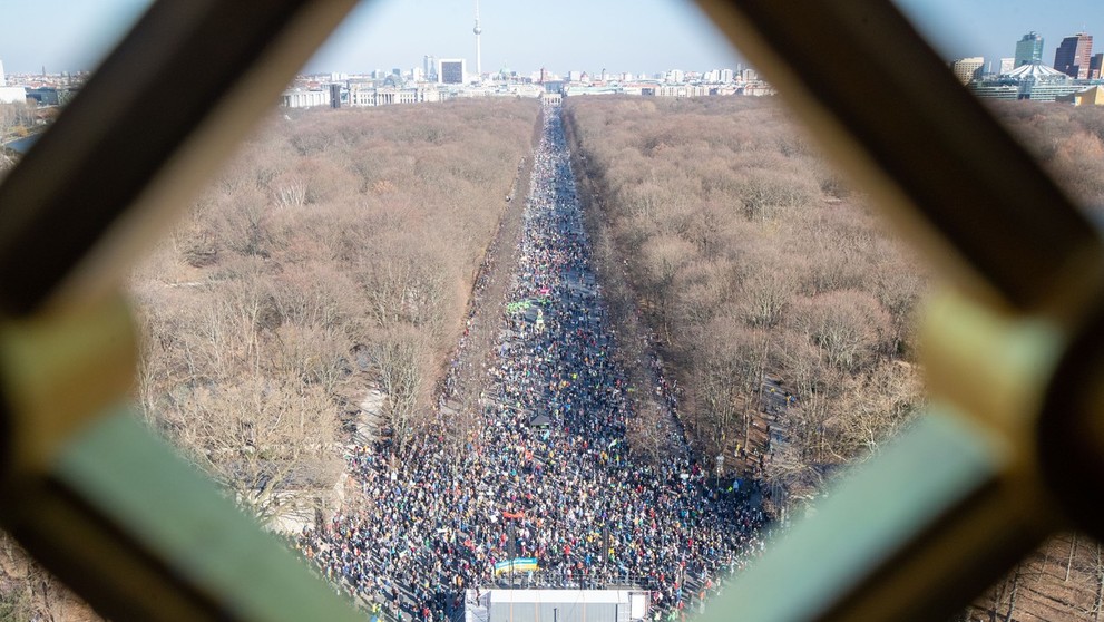 Spoločne odsúdili ruskú agresiu. Na protestnej akcii v Berlíne sa zišli desiatky tisíc ľudí.