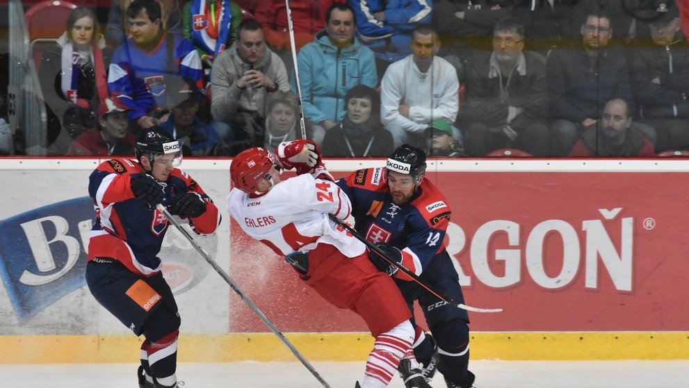 Martin Réway (vľavo) a Andrej Meszároš (napravo) v ostrom súboji s Nikolajom Ehlersom v súboji proti Dánsku.