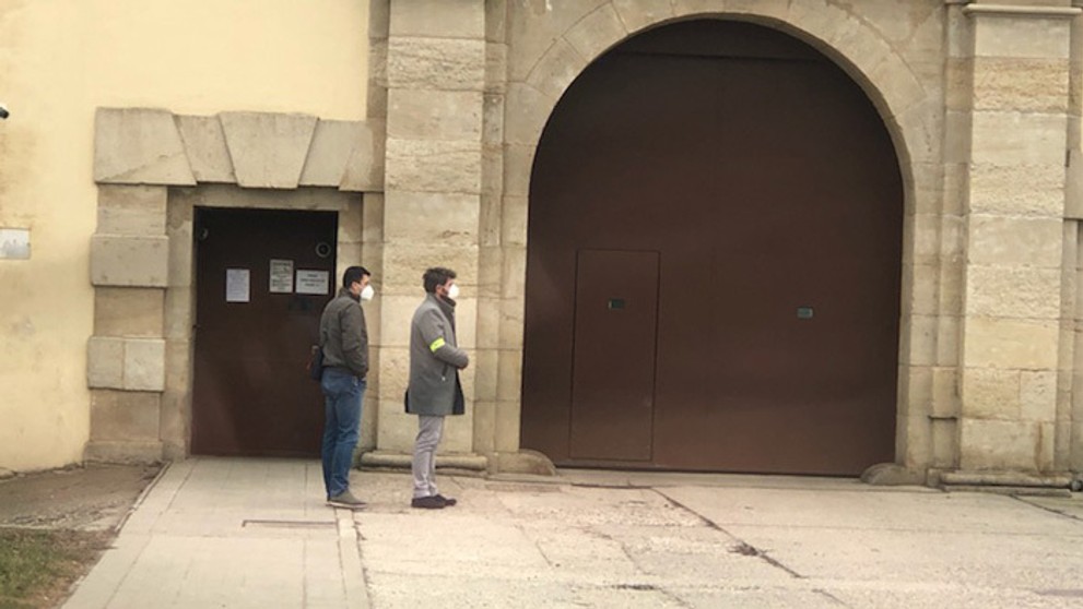 Muži, ktorí čakali po prepustení na Martina Kvietika.