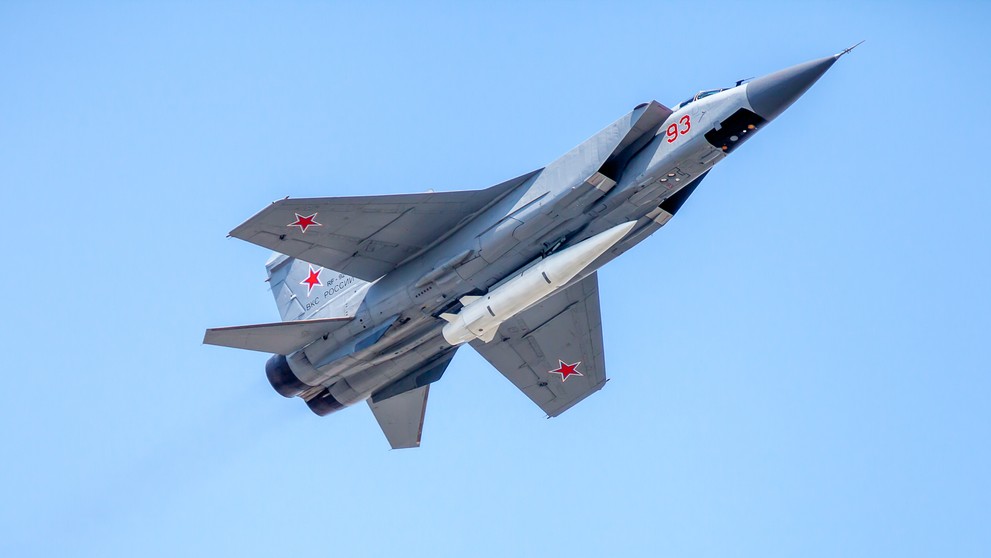 Ruská stíhačka MiG-31 s raketou Kh-47M2 Kinžal.  
