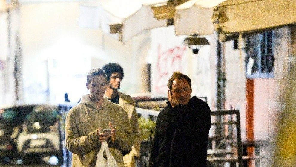 Paparazzi odfotili Juda Lawa v uliciach Ríma so snúbenicou Phillipou Coanou. 