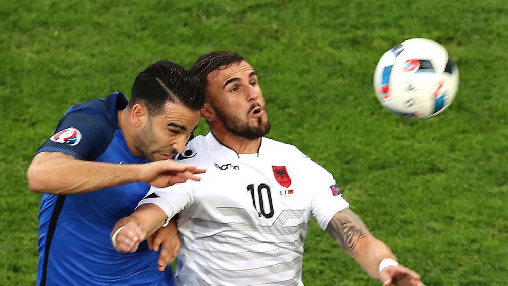 Francúz Adil Rami (vľavo) a Albánec Armando Sadiku bojujú o loptu v zápase na ME u "galského kohúta".