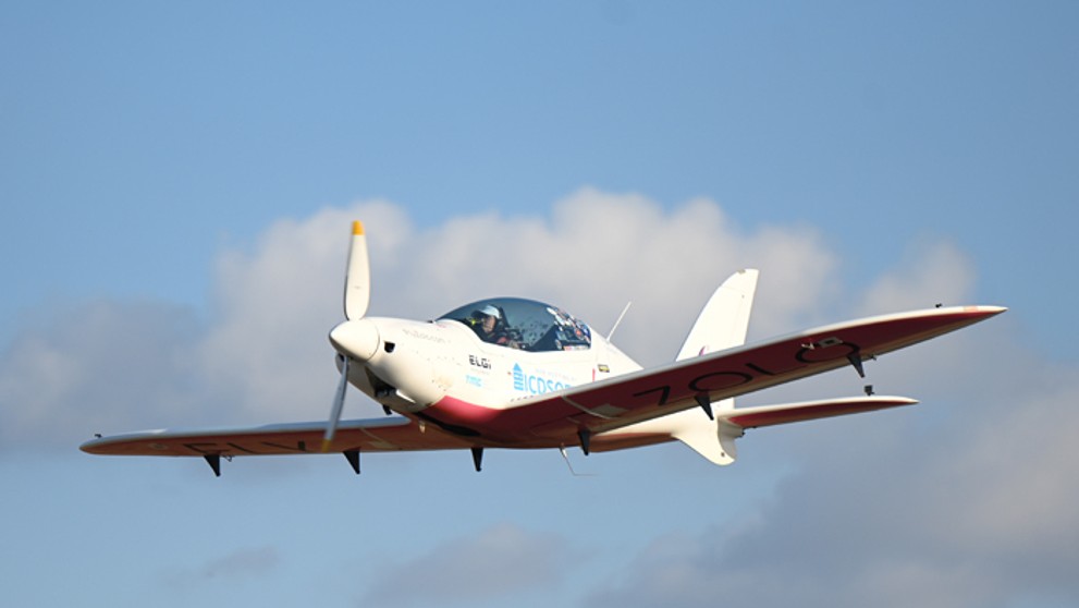 Pilotka Zara Rutherfordová v lietadle Shark Aero pri prelete nad letiskom v Senici.