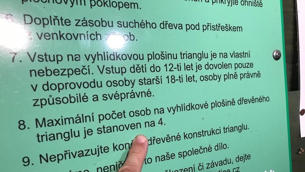 Návštevný poriadok uvádza maximálne štyri osoby na plošine.