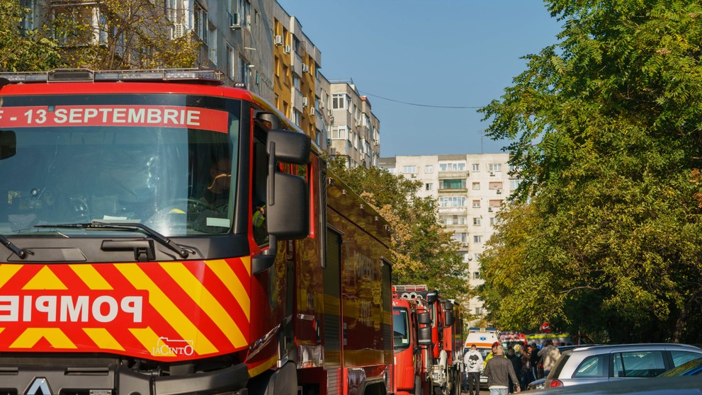 Autá záchranných zložiek parkujú po výbuchu pred činžiakom  v obytnej štvrti v Bukurešti.