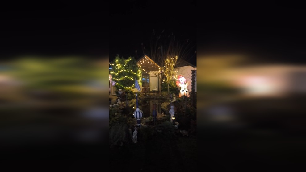 Pán Tibor s rodinou vyzdobuje svoj dom každý rok