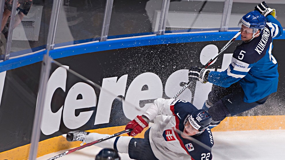 Vladimír Dravecký a Lasse Kukkonen v zápase B-skupiny MS v hokeji Slovensko - Fínsko.