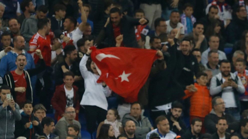 Hráči Besiktasu jasajú po góle v sieti Lyonu vo štvrťfinále EL.