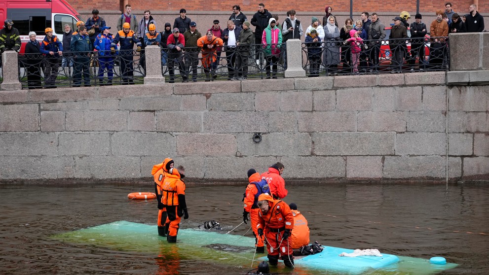 Záchranári zasahujú na mieste pádu autobusu z mosta v Petrohrade