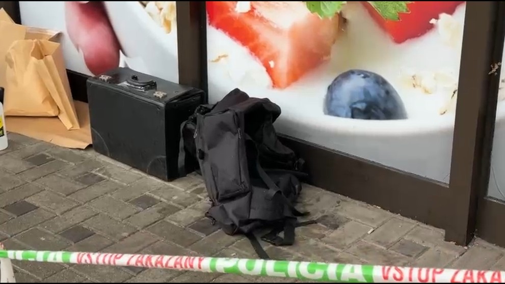 Poškodený bankomat v Malackách.