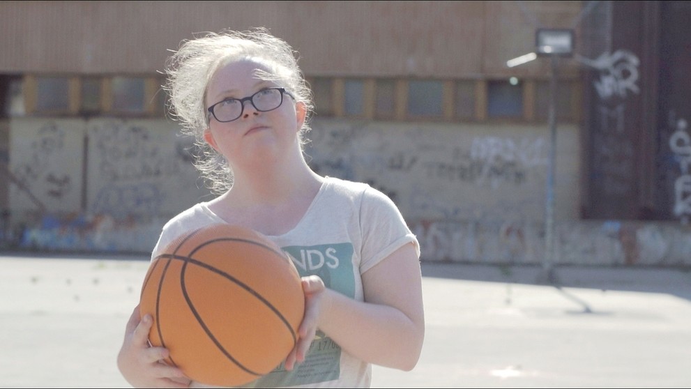 Dokument rozpráva príbeh malej Dorotky. 