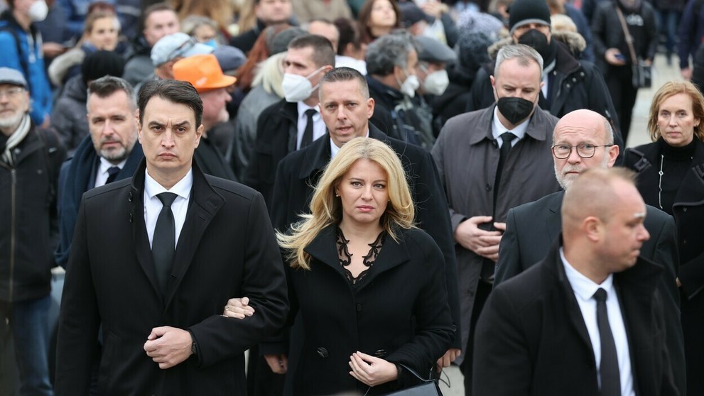 Prezidentka SR Zuzana Čaputová s partnerom na poslednej rozlúčke Mekyho Žbirku