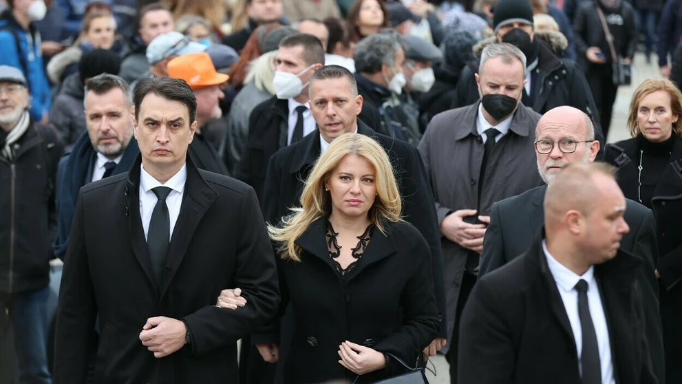Prezidentka SR Zuzana Čaputová s partnerom na poslednej rozlúčke Mekyho Žbirku
