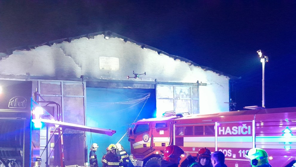 Požiar haly v Malackách.
