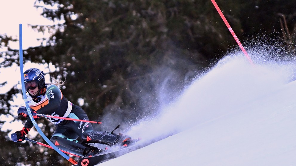 Na snímke albánska lyžiarka Lara Colturiová.