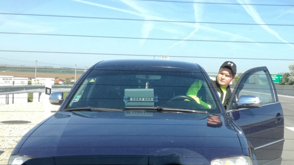 Falošný policajt na R1.