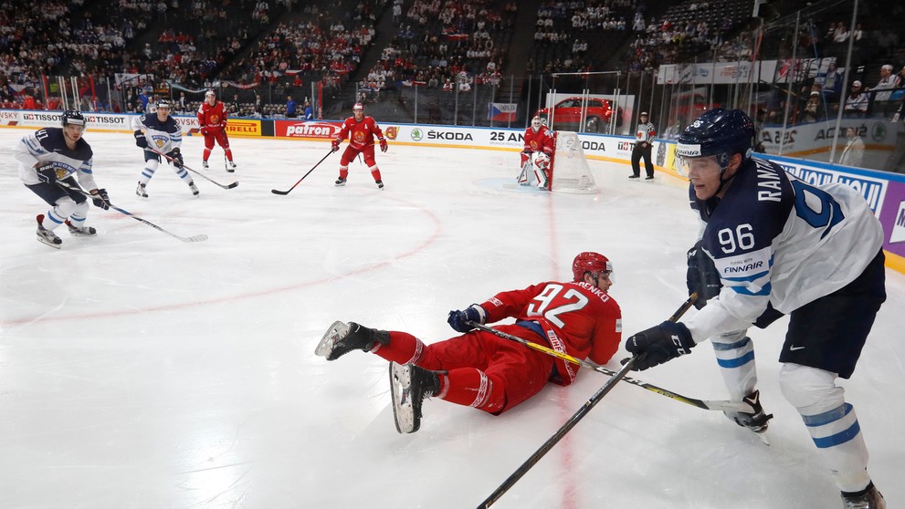 Roman Graborenko (vľavo) z Bieloruska v súboji o puk s Fínom Mikkom Rantanenom na MS 2017.