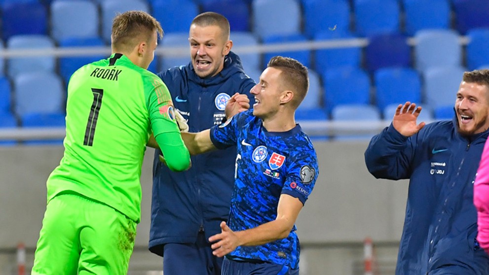 Pierce Brosnan na pláži na Havaji