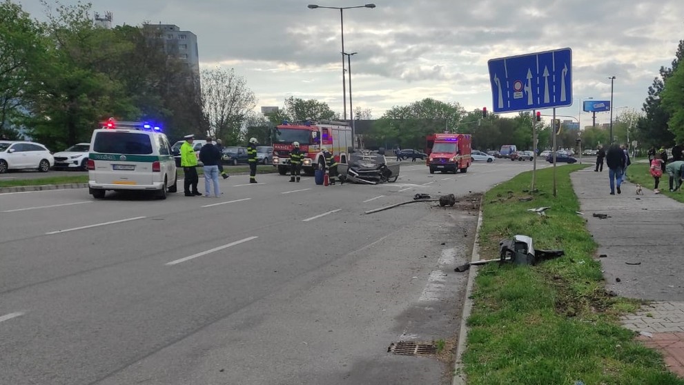Auto skončilo na streche.