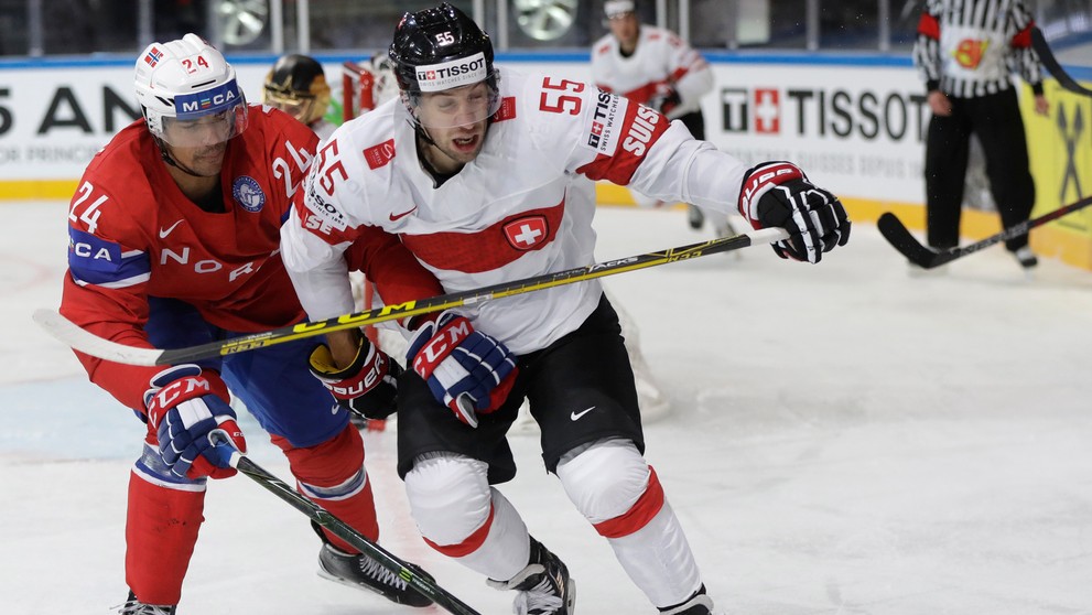 Nór Andreas Martinsen (vľavo) atakuje Švajčiara Romaina Loeffela v dueli MS 2017.