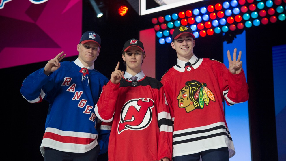 Sprava Kaapo Kakko, Jack Hughes a Kirby Dach počas NHL draftu 2019.