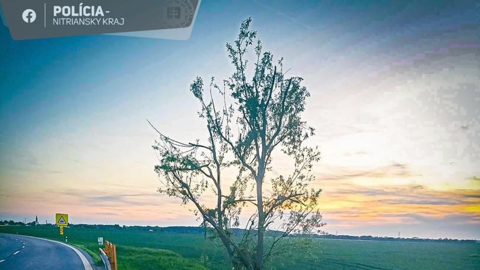 Auto sa prevrátilo na strechu