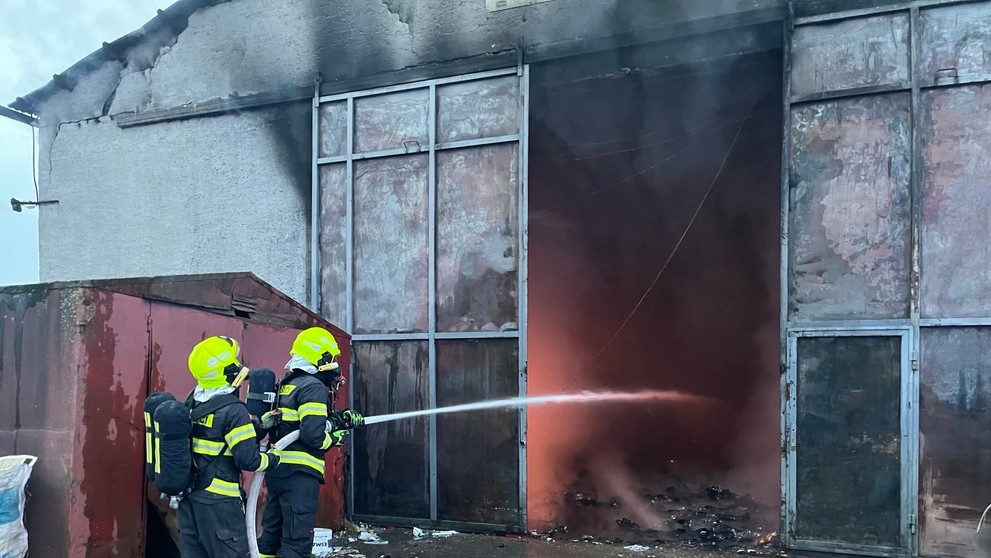 Požiar haly v Malackách.