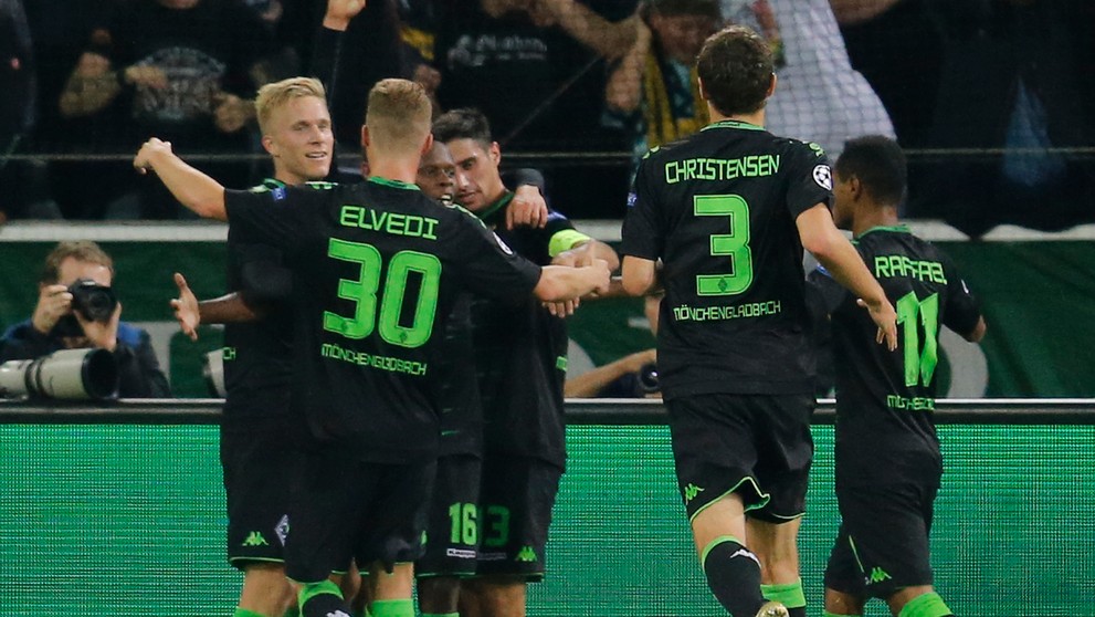 Radosť hráčov Borussie Mönchengladbach po strelení gólu v domácom zápase LM proti FC Barcelona.