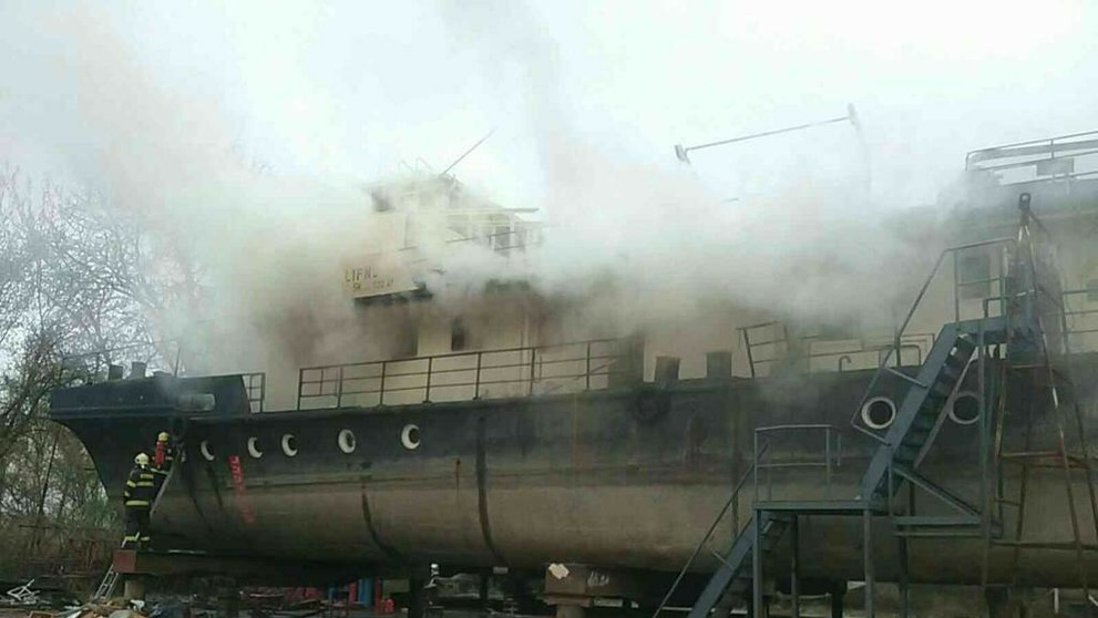 Požiar lode v Bratislave.