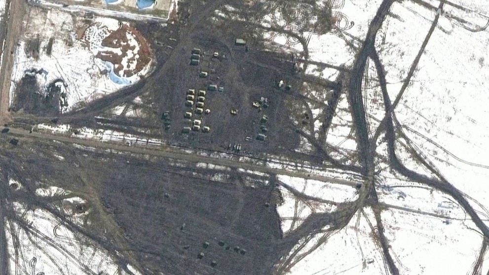 Na záberoch z 20. februára pohyb ruských vojenských jednotiek v meste Soloti, ktoré je asi 25 kilometrov severne od hraníc s Ukrajinou.