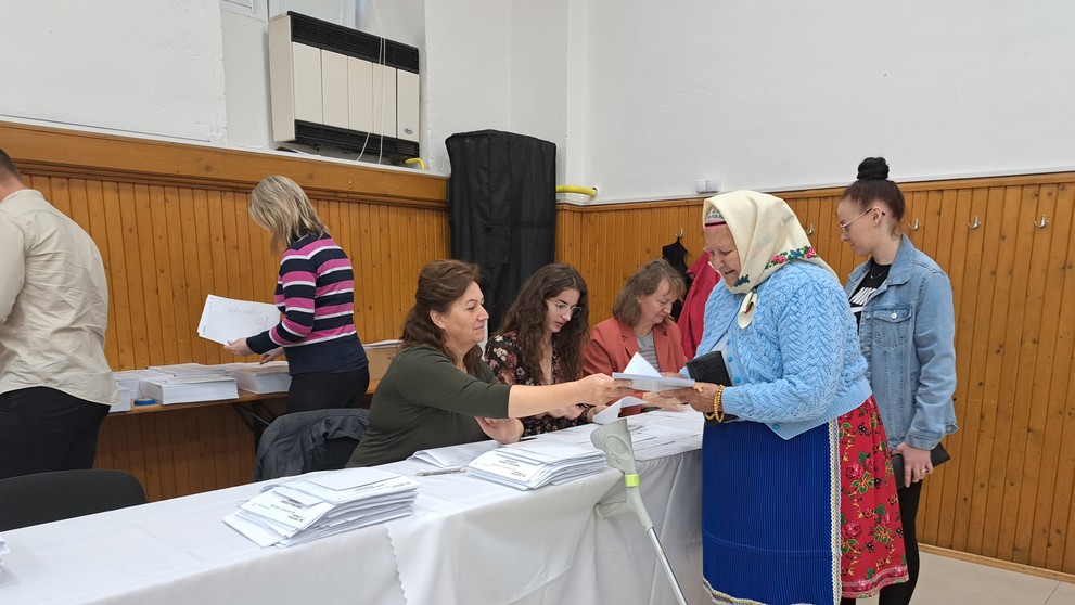 Staršia obyvateľka Lendaku ide v voliť v kroji v predčasných parlamentných voľbách v obci Lendak.