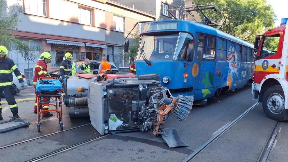 Zrážka električky a obslužného vozidla
