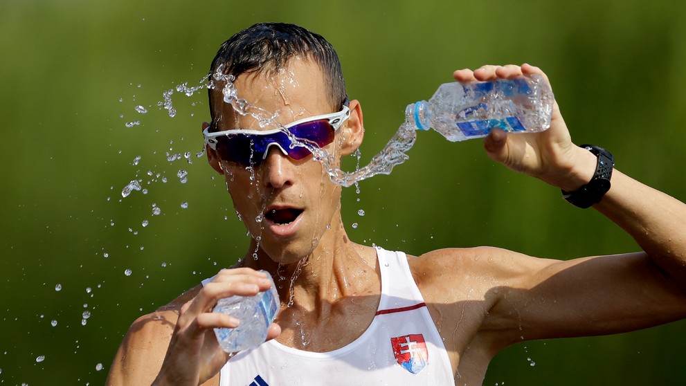 Matej Tóth sa chladí počas za zlatom.