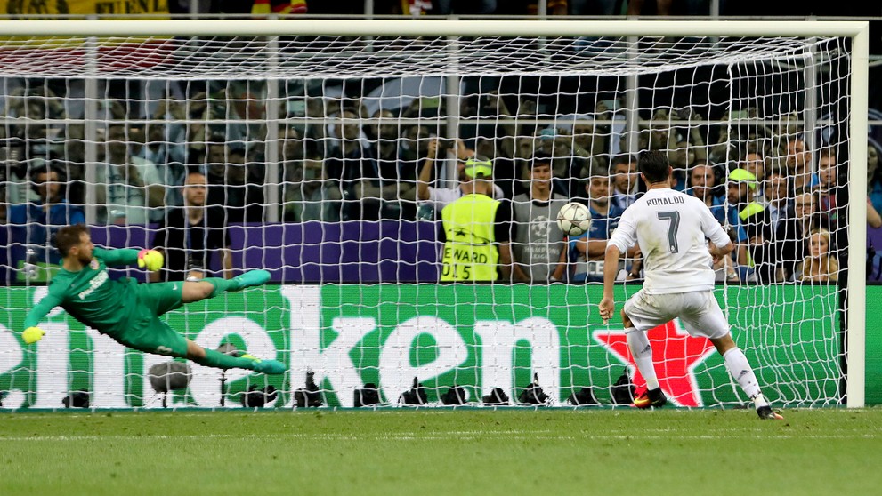 Cristiano Ronaldo premieňa rozhodujúcu penaltu vo finále Ligy majstrov 2015/2016.