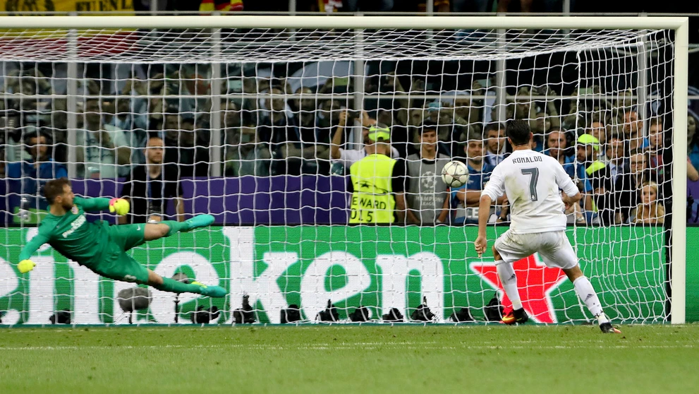 Cristiano Ronaldo premieňa rozhodujúcu penaltu vo finále Ligy majstrov 2015/2016.