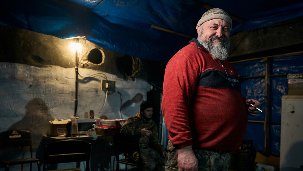 Ukrajinský vojak Oleksander pózuje na fotografiu v podzemnom riadiacom centre v Bakhmute.