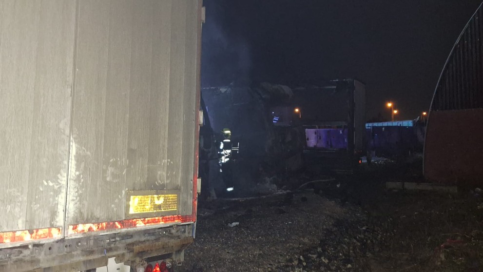 Požiar nákladiakov v Michalovciach