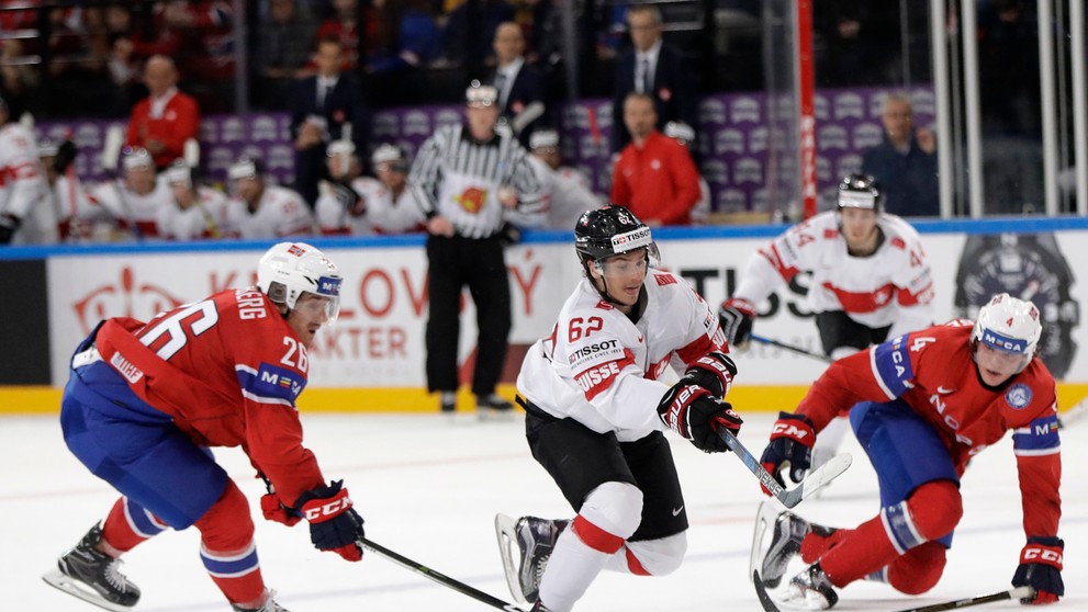 Švajčiar Denis Malgin (v strede) kontroluje puk v dueli s Nórskom na MS 2017.