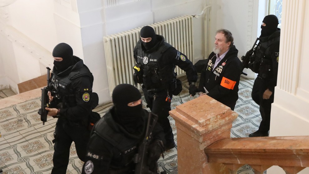 Juraj Cintula v sprievode policajtov