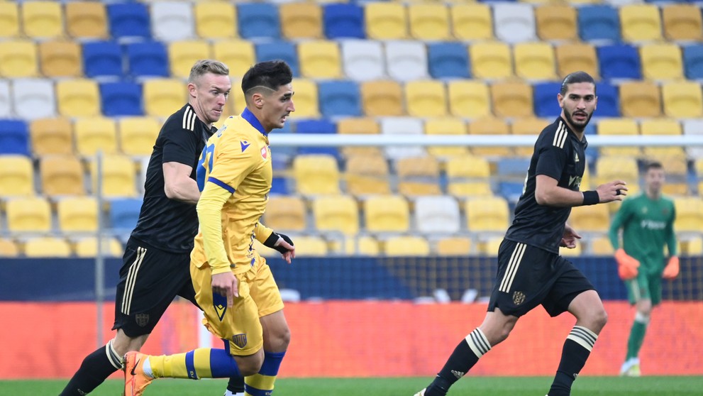 Zľava hráč Trnavy Roman Procházka, hráč DAC-u Željko Gavrič a hráč Trnavy Kyriakos Savvidis bojujú o loptu počas zápasu 17. kola Fortuna ligy.