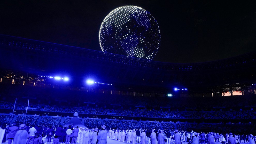 Na snímke drony v tvare zemegule letia nad Olympijským štadiónom počas otváracieho ceremoniálu LOH v Tokiu.