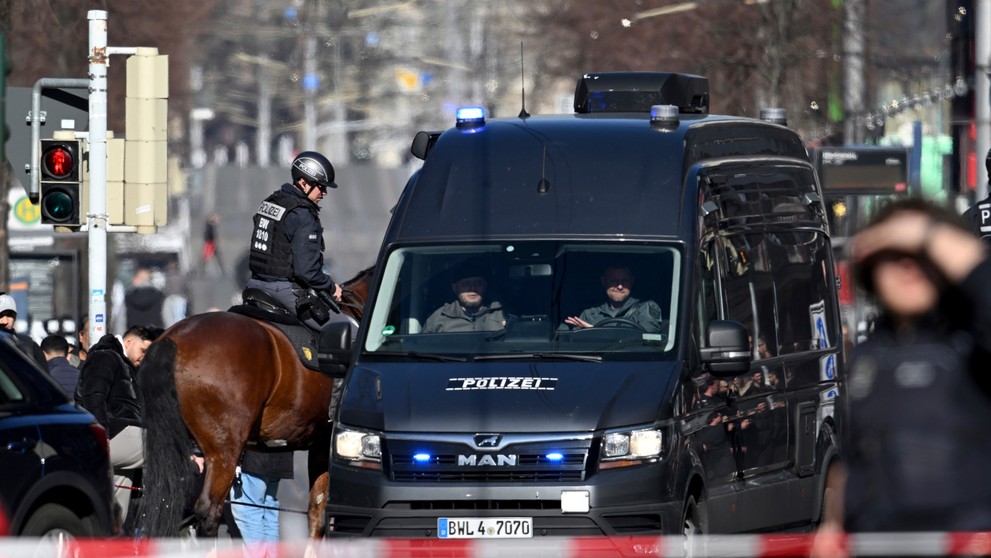Na snímke príslušníci jazdnej polície zasahujú v centre západonemeckého mesta Mannheim.