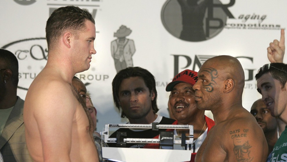 Na snímke z 9. júna 2005 pri vážení írsky boxer Kevin McBride a bývalý šampión v ťažkej hmotnostnej kategórii Mike Tyson.