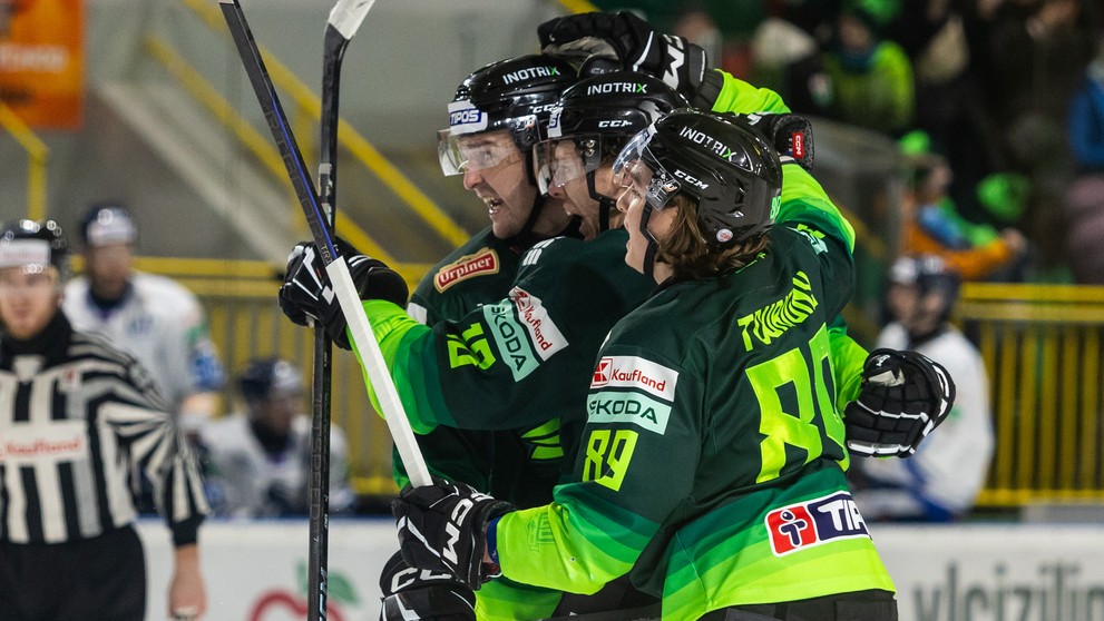 Na snímke gólová radosť hráčov Žiliny.