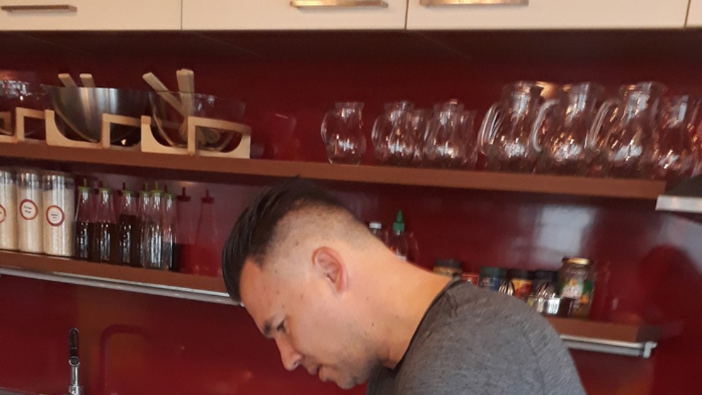 Šéfkuchár Braňo Križan pripravuje nové bagety pre OMV.