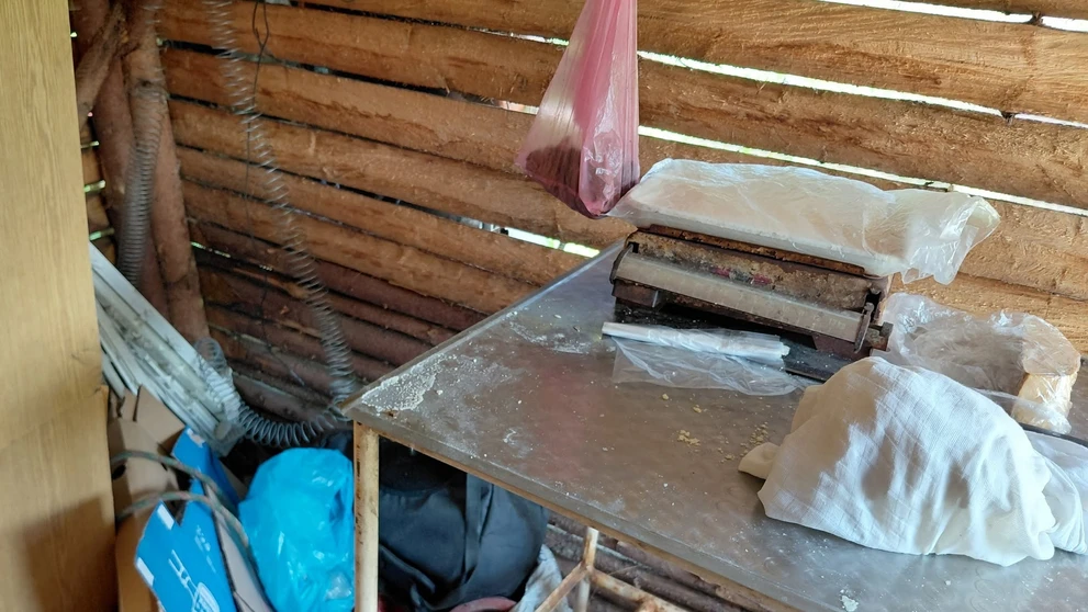 Znečistené priestory nelegálneho salaša, kde objavili vo výrobkoch salmonelu.