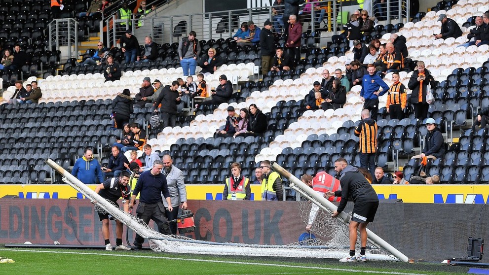 Robotníci upravujú bránky pred zápasom Hull - Birmingham.