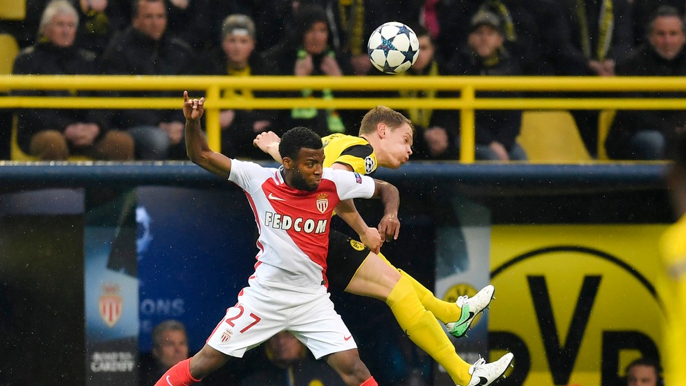 Thomas Lemar (vľavo) z Monaca hlavičkuje vo štvrťfinále LM spolu s Lukaszom Piszczekom z Dortmundu.